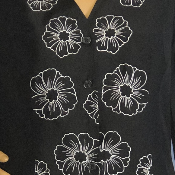 Willi Smith silk Black Button Floral blouse - Picture 4 of 5